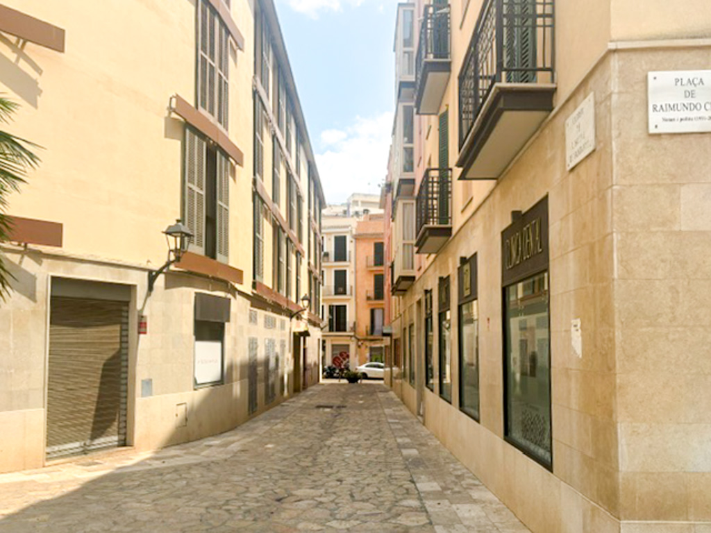 Narrow cobbled lane in Palma Old Town, moments from the apartment