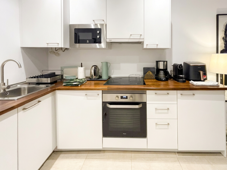 Fully equipped kitchen with oven, dishwasher and washing machine